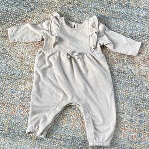 Baby Gap Adorable Cream Baby Romper with Ruffle Details. 3-6 month